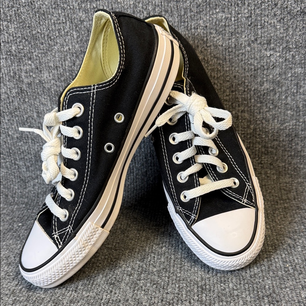Converse Chuck Taylor Classic Black and White Low-Tops Women’s 7.5 Men’s 5.5